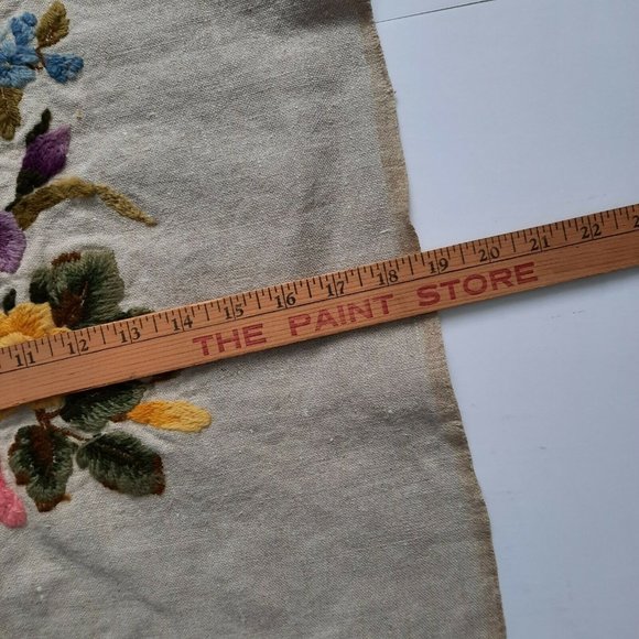 Handcrafted Needlework of Flowers Vintage 23.5 x 18 unframed. - Picture 4 of 5